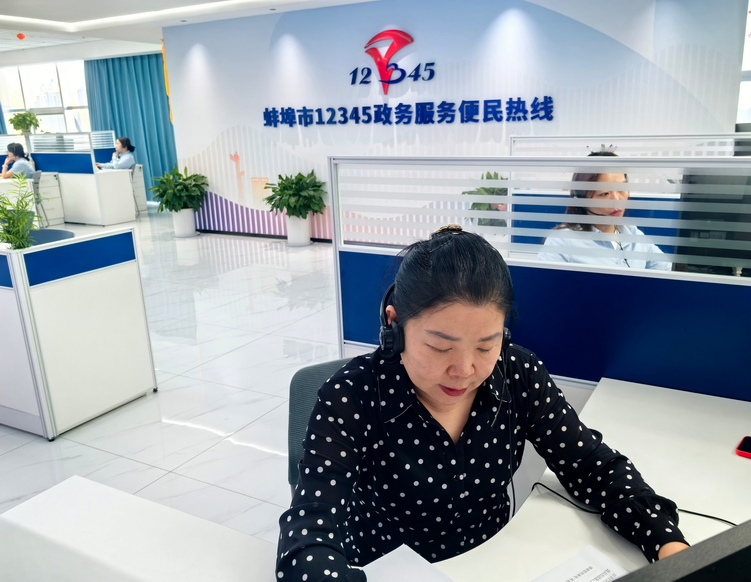 金梅到12345政务服务便民热线中心开展“我当接线员”活动