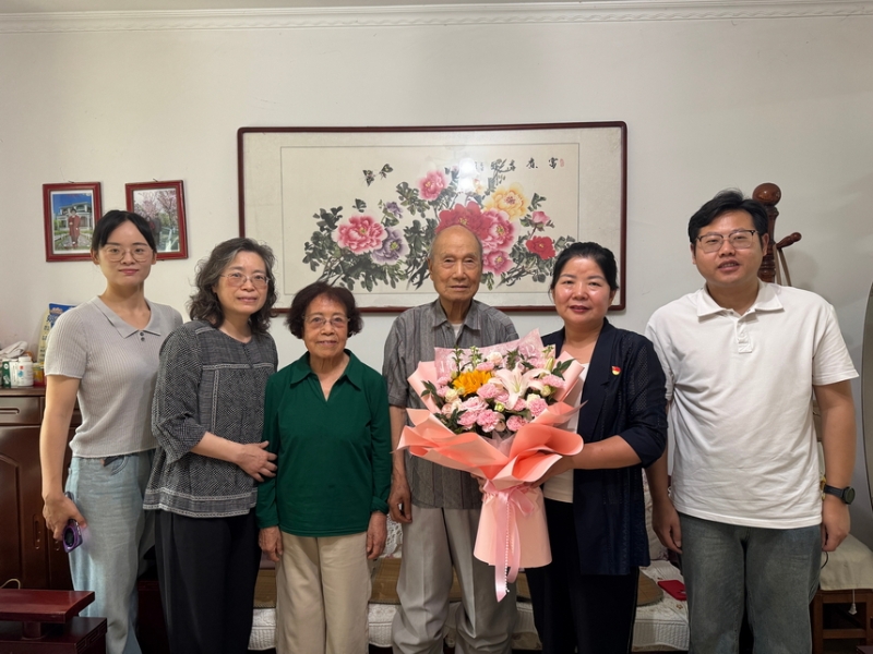 市直机关工委开展“七一”走访慰问活动
